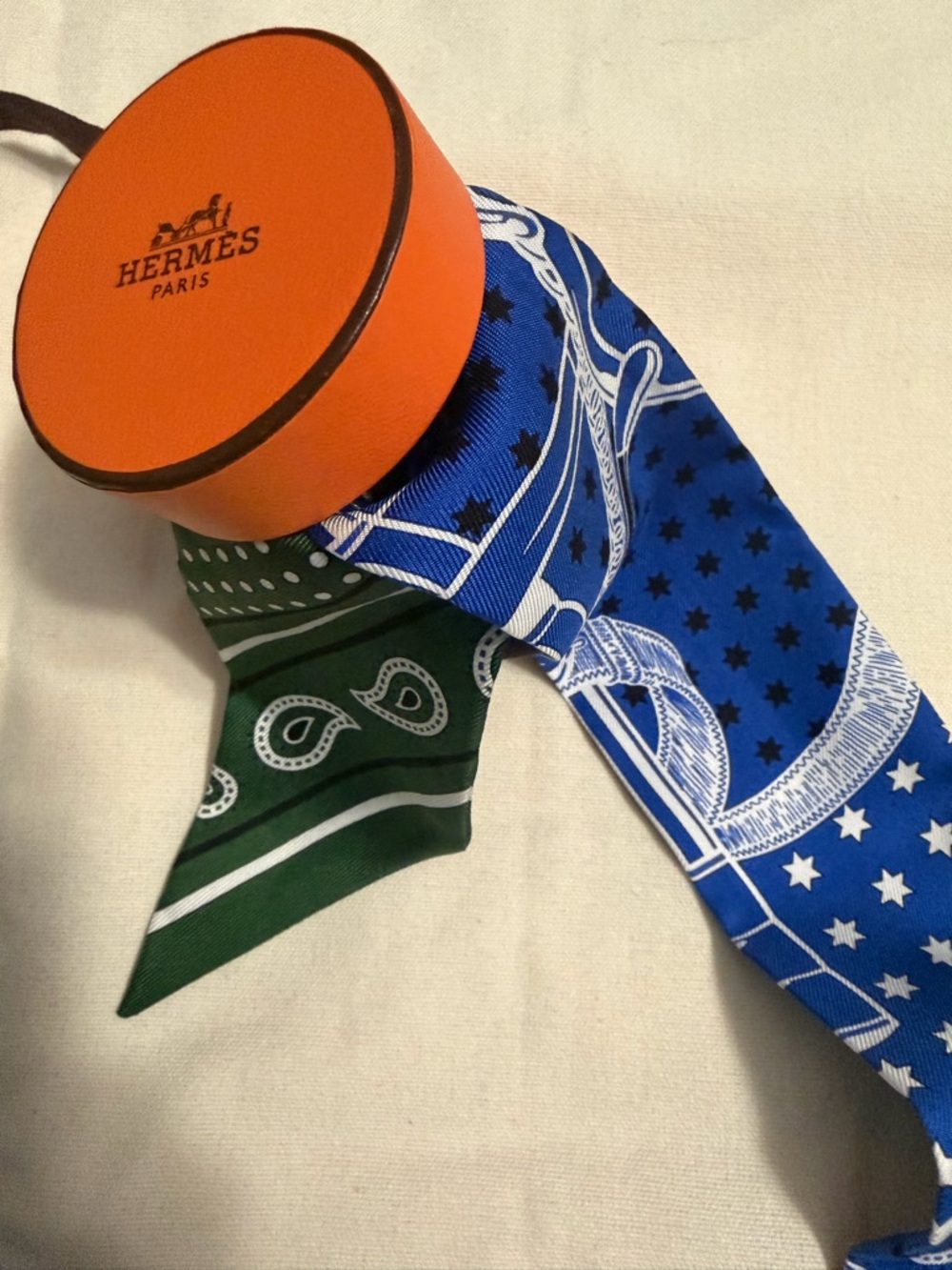 Hermès “Eperon D'or Bandana" Twilly
EUC  no stains, no tears - Picture 8 of 8